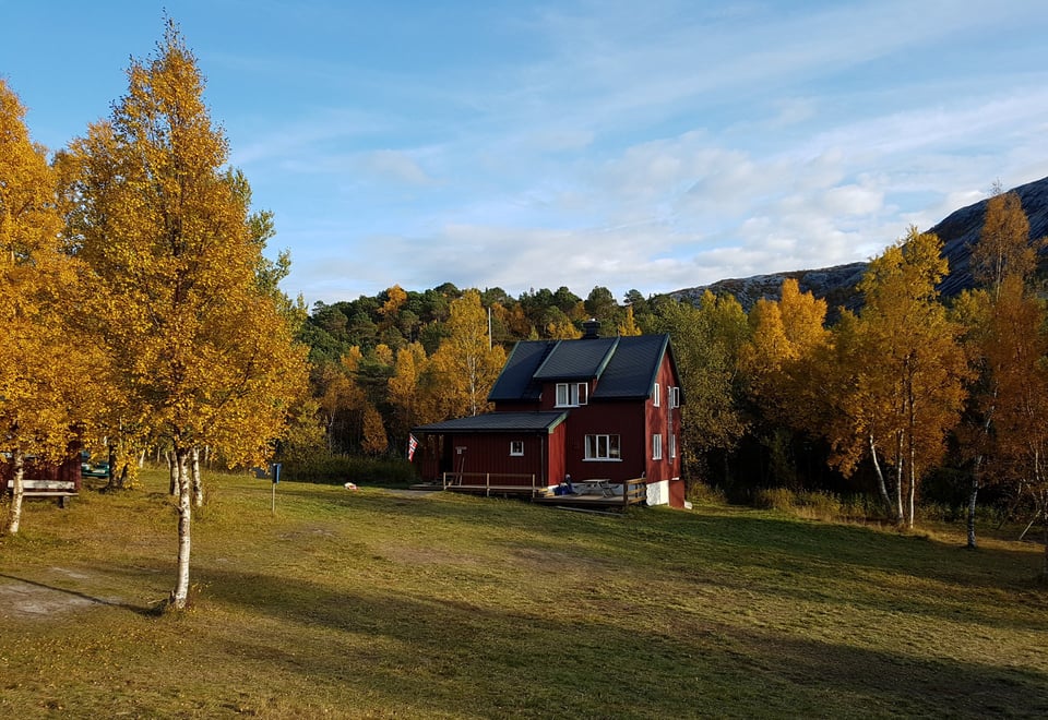 Gjælentunet - hovedhuset med flotte høstfarger i skogen rundt