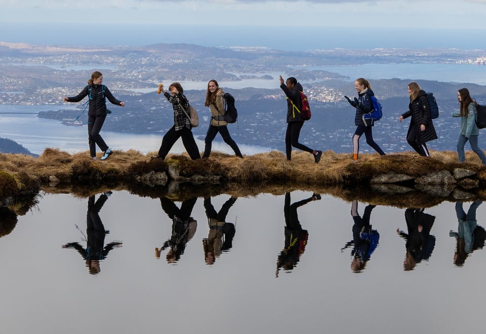 ungdom går ved vann på fjell