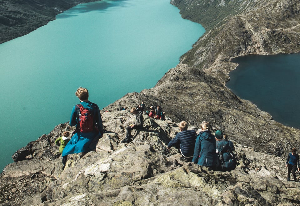 Flere personer som går over et fjellpass