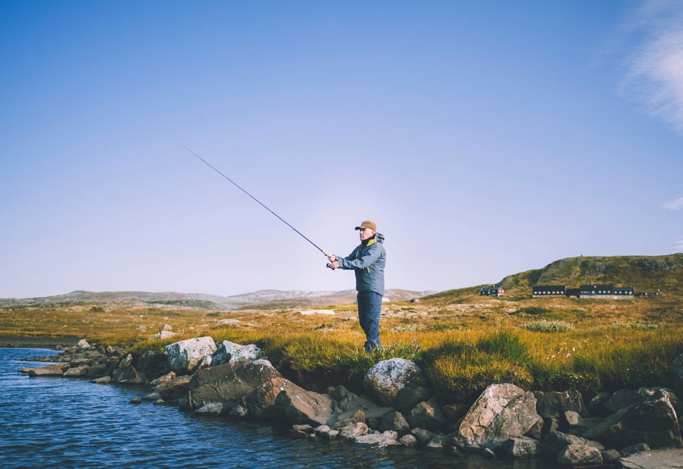 Reportasjetur over Hardangervidda i forbindele med jubileumsbok. Turgåer fisker ved vannet nedenfor Litlos turisthytte.