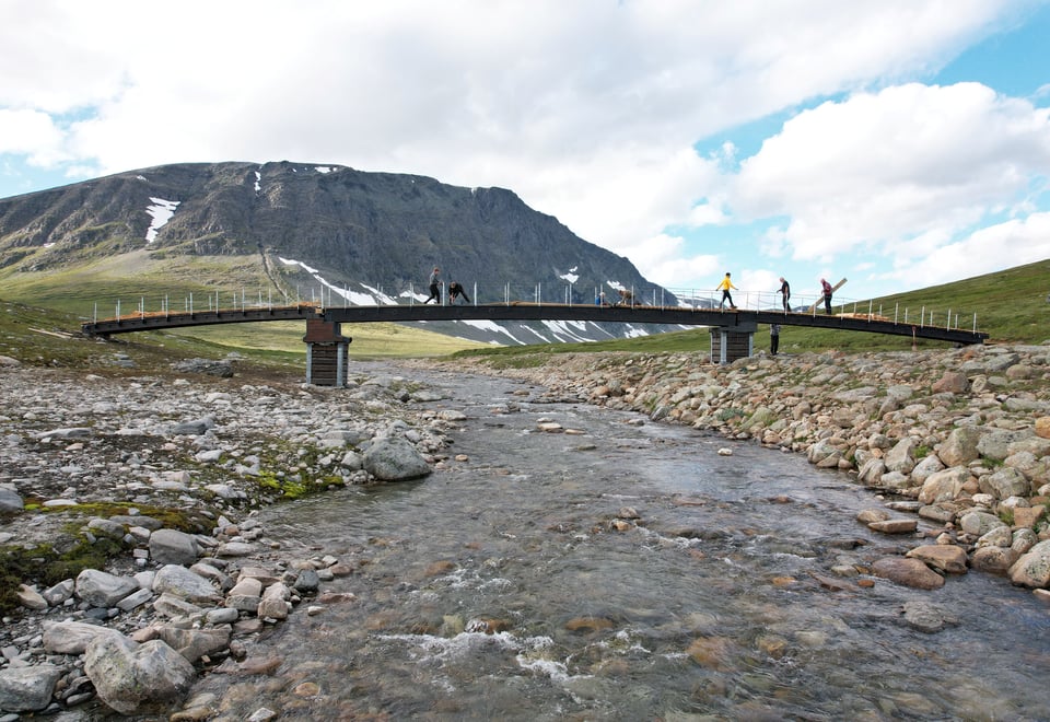 Montering av ny bru over Gravbekken i Trollheimen.