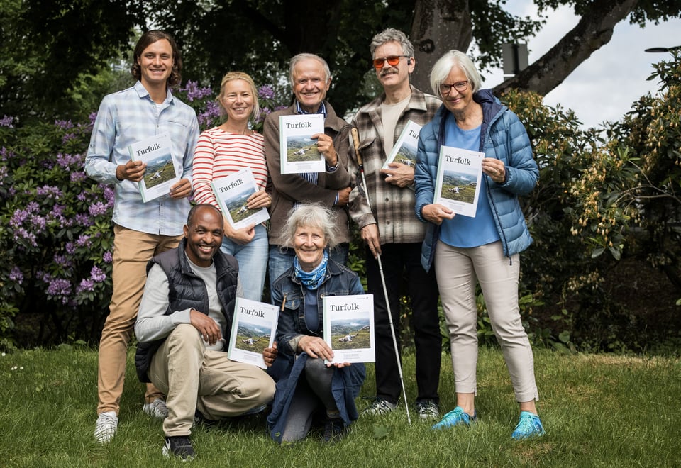 Frivillige bidragsytere til Turfolk. Oppe fra venstre: Steffen H. Vadla, Eli Tangen (grafisk designer), Øyvind Gjerde, Einar Fagerheim, Guro Waksvik. Foran: Tsegezeab Kiros Hagos og Gro Johnsen.