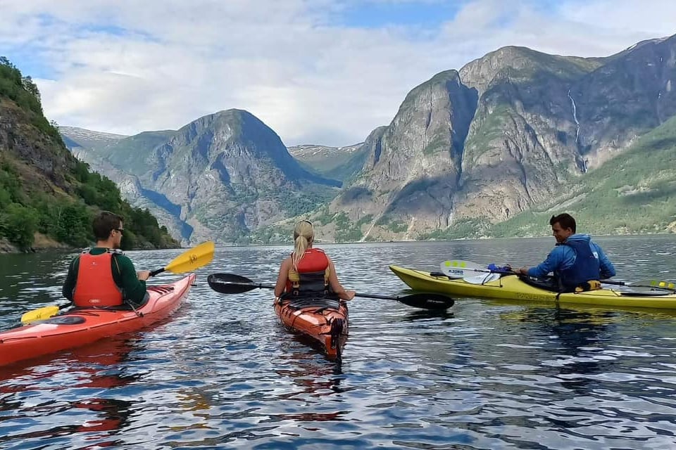 3 kajaker ut over Aurlandsfjorden