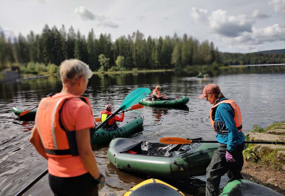 To personer som bærer på en packraft.