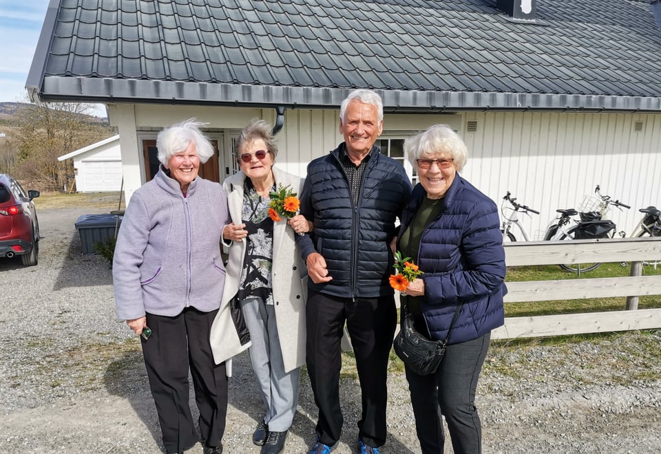 Blide mennesker utenfor Karmel