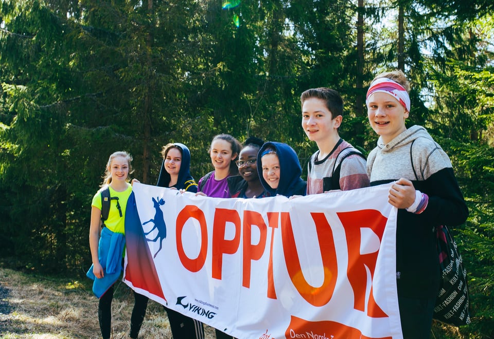 Ungdommer med Opptur-banner