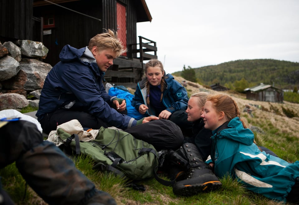 Ungdommer koser seg på tur.
