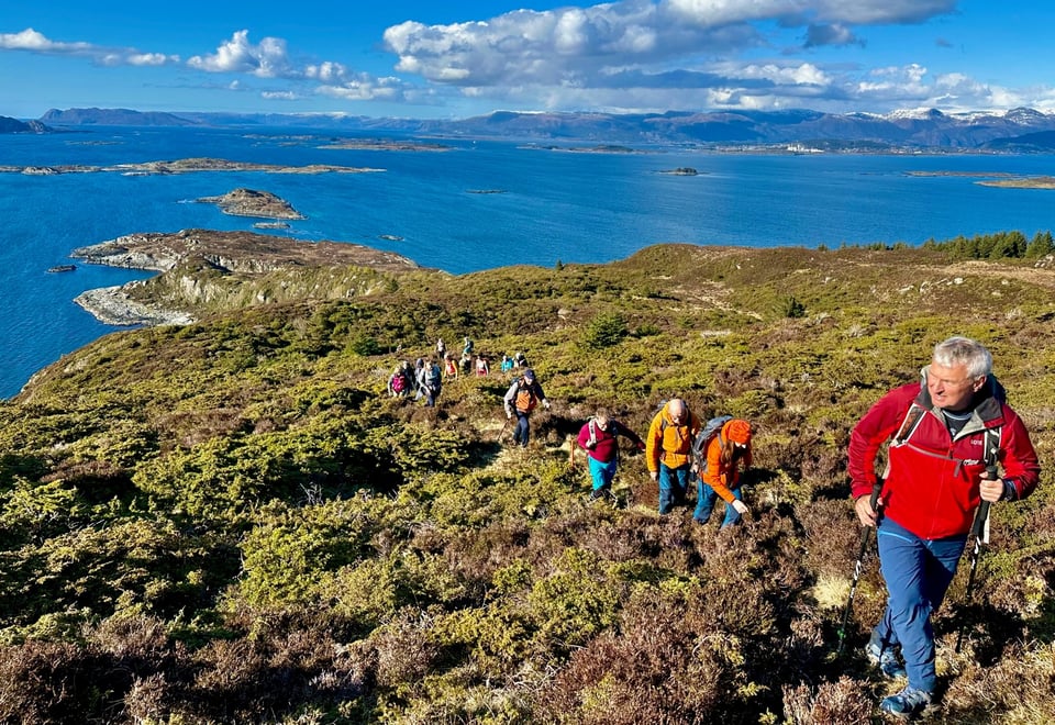 Turgåere på vei opp på fjell