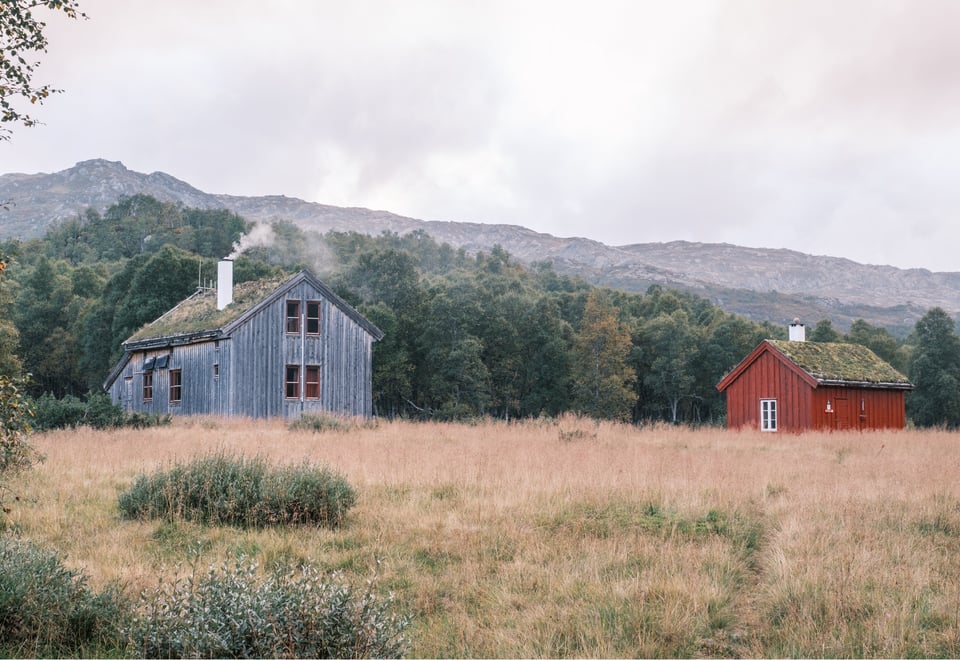 Høst på Bleskestadmoen turisthytte. Bjørkeskog, støl, seter, Suldal.