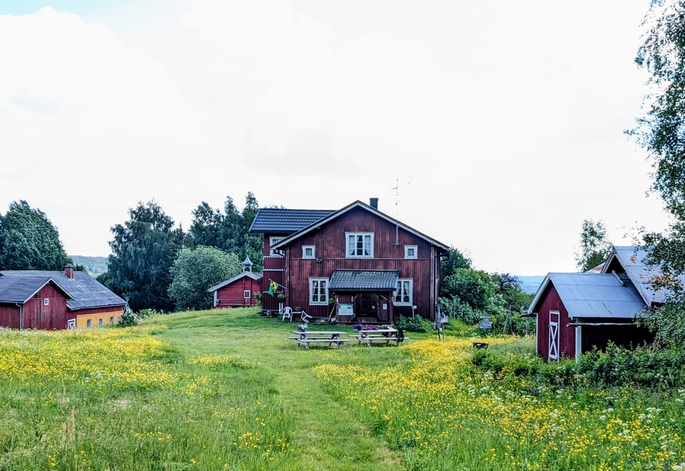 Gårdstun med flere bygninger
