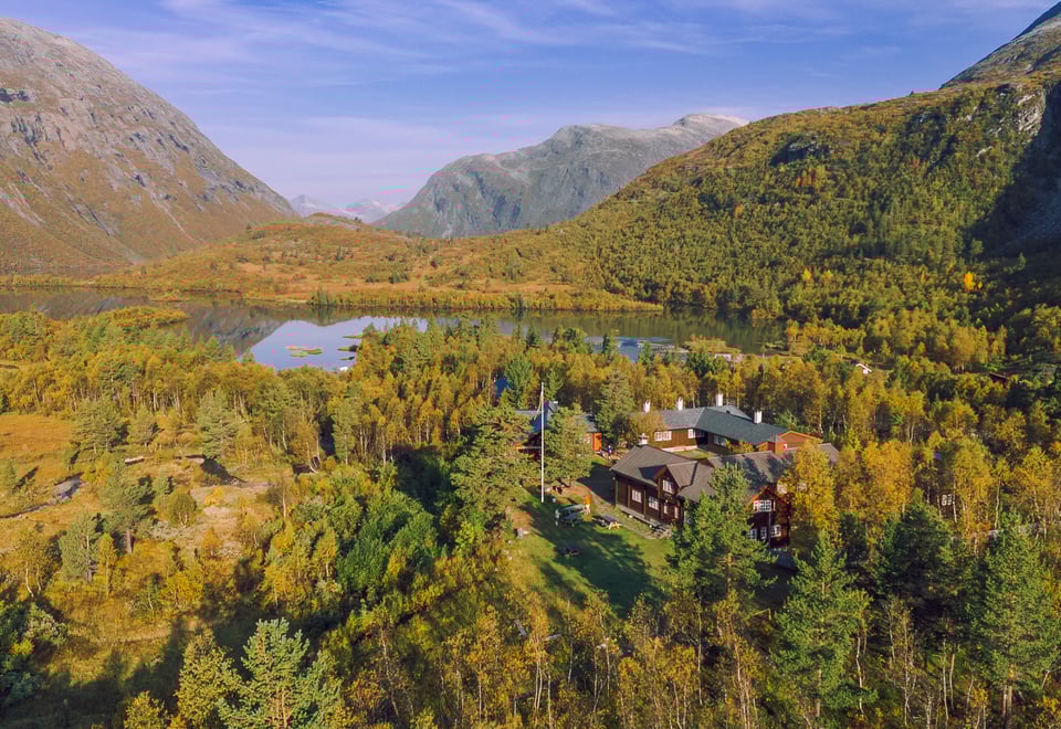 hytte mellom skog og fjell i idylliske omgivelser