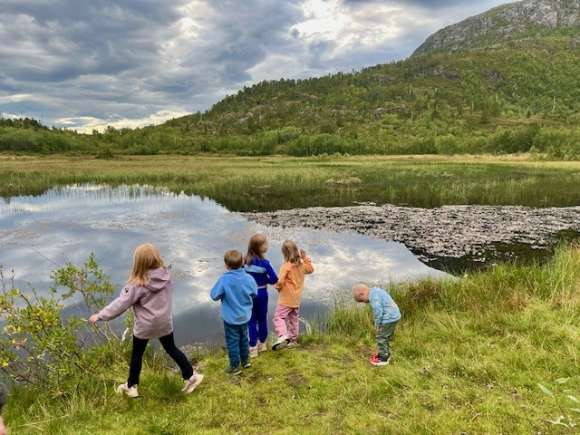 Fire barn leker ved vann