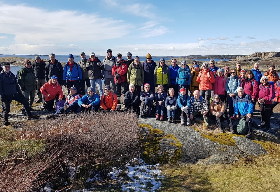 Mennesker står på rekke på fjell