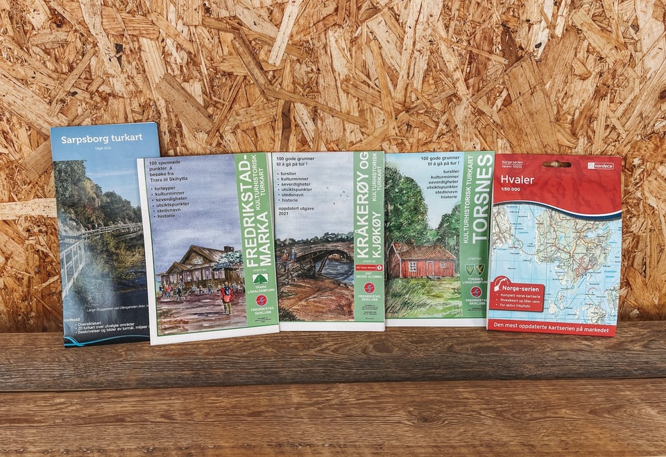 Diverse turkart som står på en trebenk. Foto.