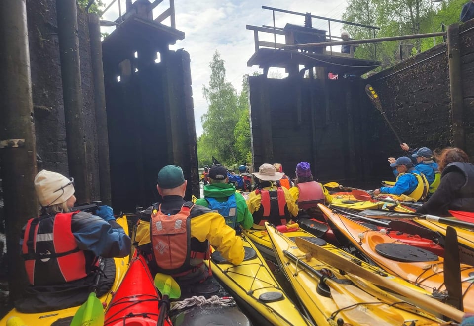 Bildet viser mange kajakkpadlere som er i en sluse i Haldenvassdraget