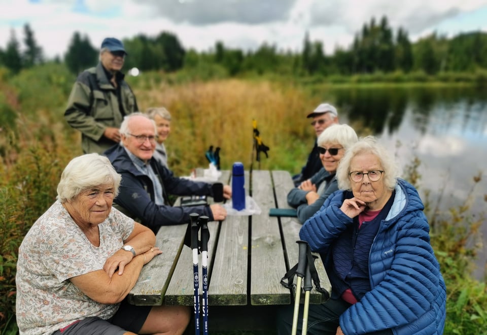 Eldre mennesker sitte på en rastebenk