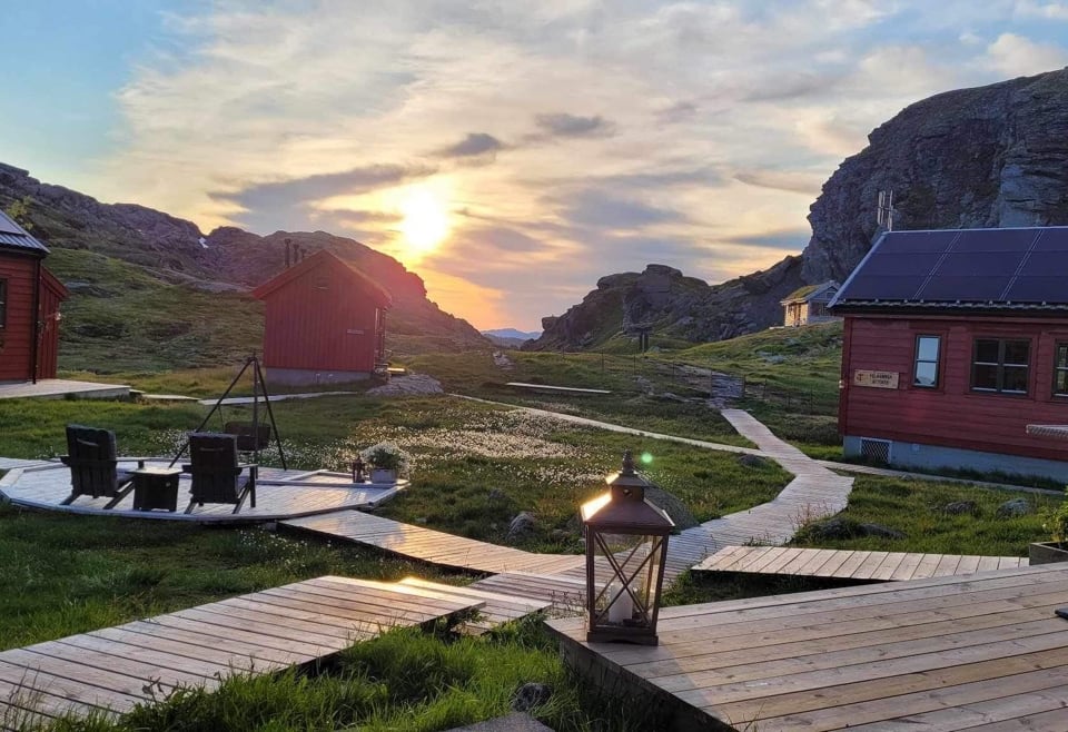 Utedusj ved inngangspartiet til Stranddalen turisthytte.