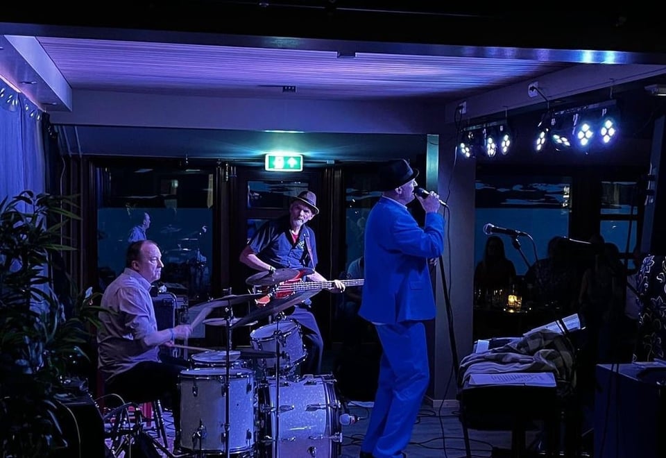Personer som spille instrumenter på en scene