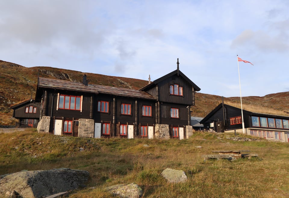 Foto. Nansenbygget på Haukeliseter i høstfarget fjellterreng.