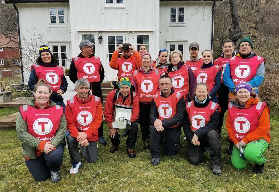 En gruppe personer som har på seg DNTs ambassadørvest