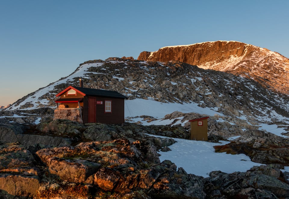 Vasstindbu med solnedgang over Vasstindane