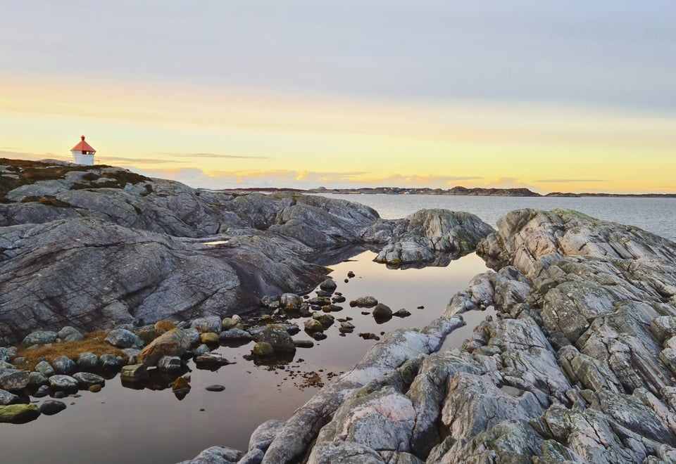 fyrlykt solnedgang og blankskurte svaberg 