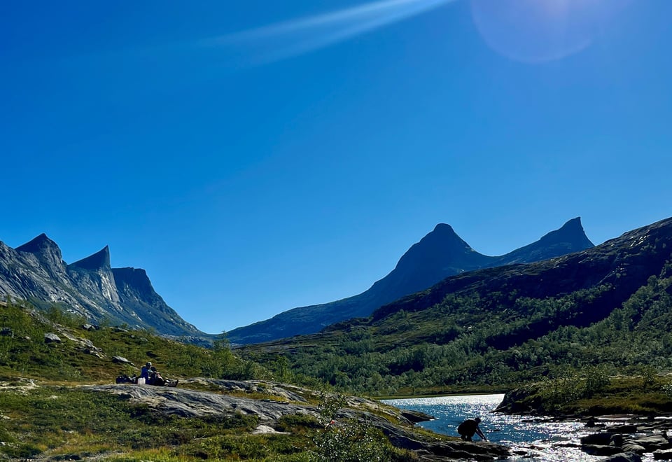 Fjell og elv på sommerstid.