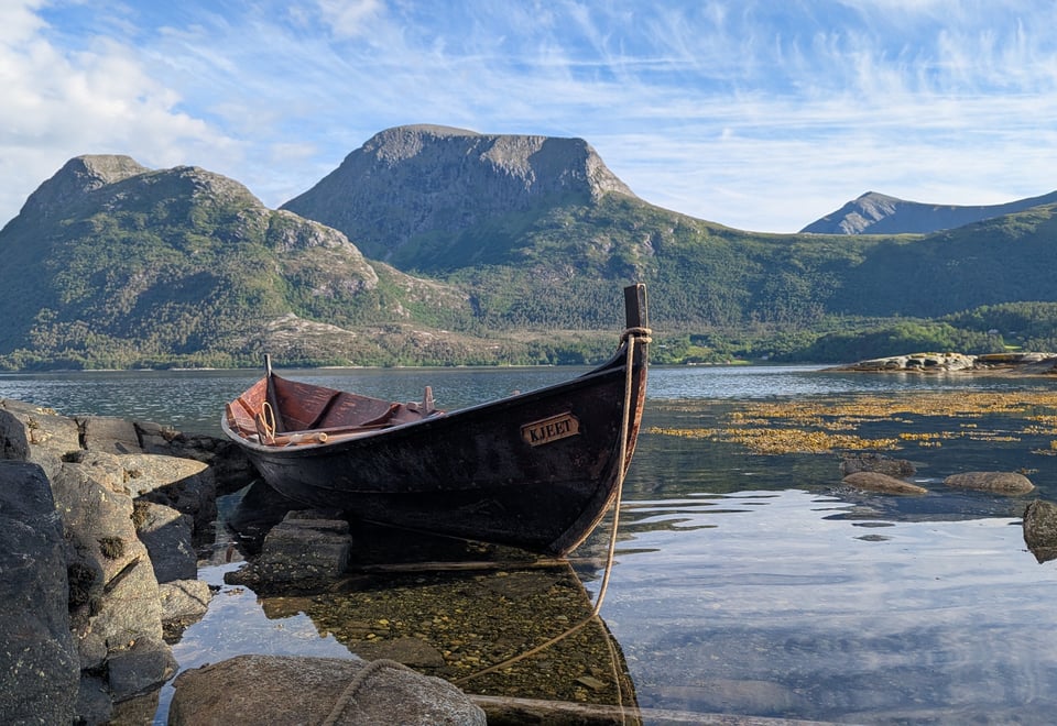 Geitbåten "Kjeet" ved DNT Imarbu i Aure