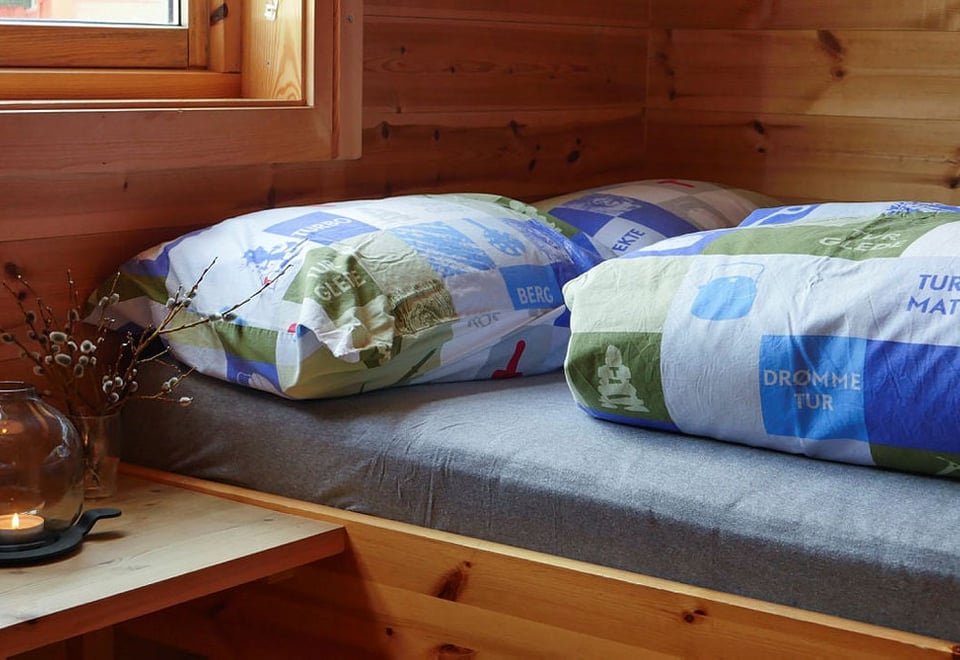 Oppredd enkeltseng med DNT sengetøy