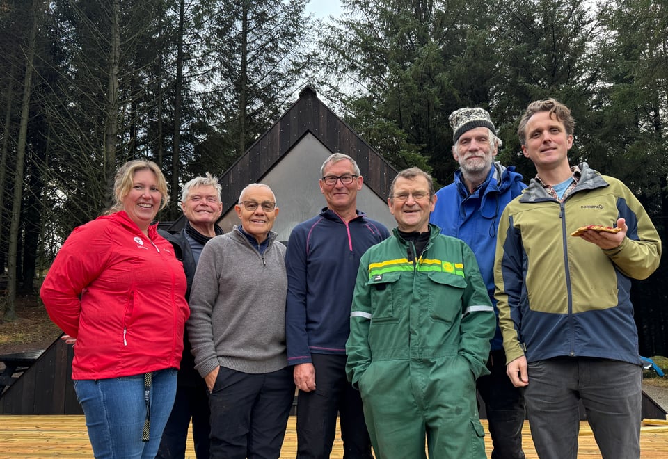 Glade folk på dugnad utendørs