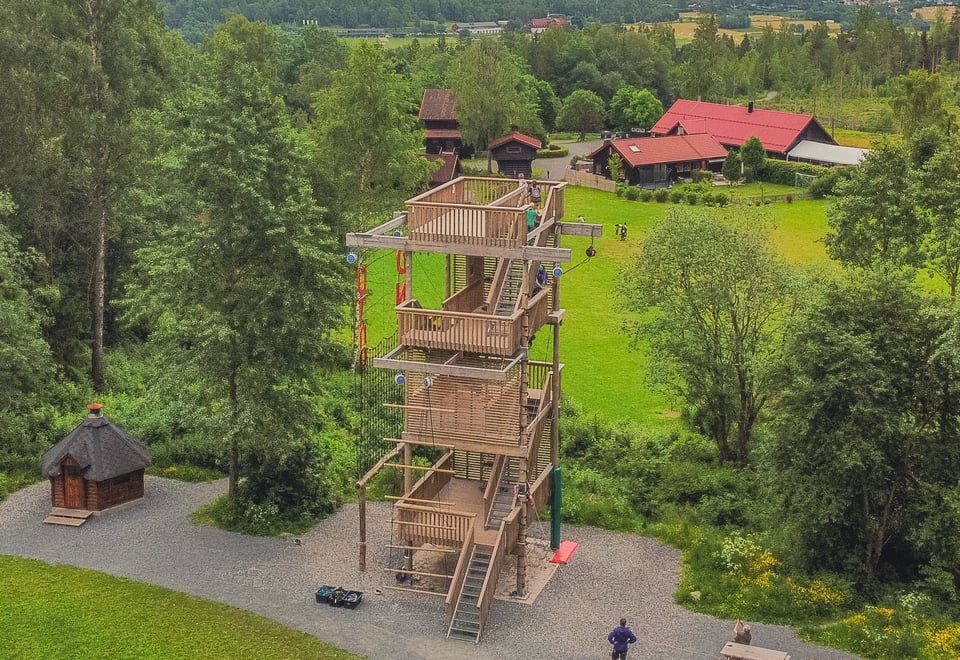 Dronebilde klatretårnet, sommer.