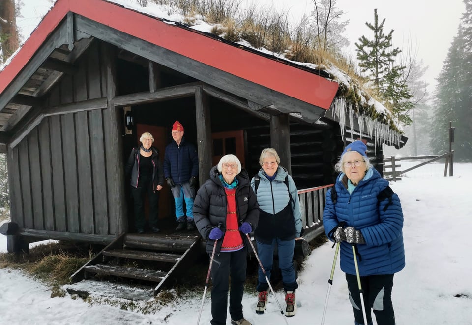 Eldre mennesker utenfor Vollkoia