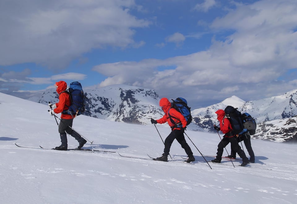 Skiløpere i med sekk i fjellet.