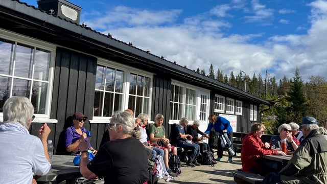 Stor gjeng samlet på terrassen på Lageråkvisla
