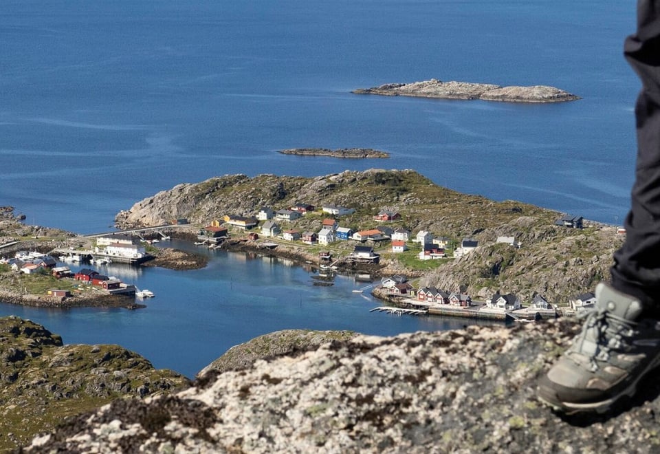 Tursko på fjelltopp ved havet