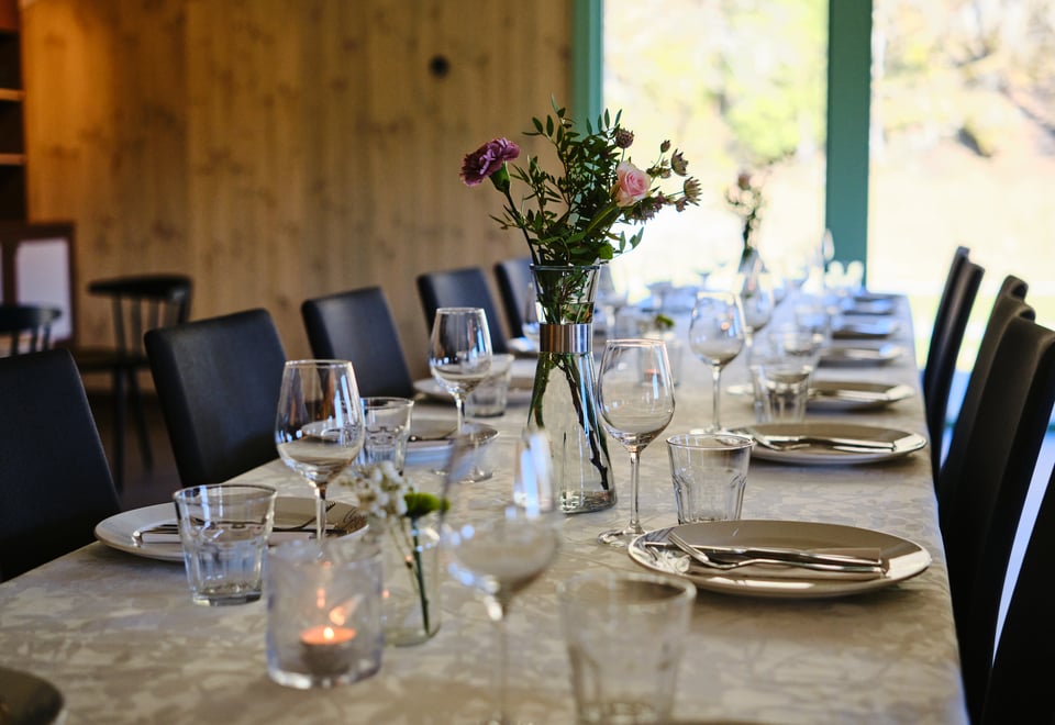Dekket bord i Drengestua ved Breivoll Gård