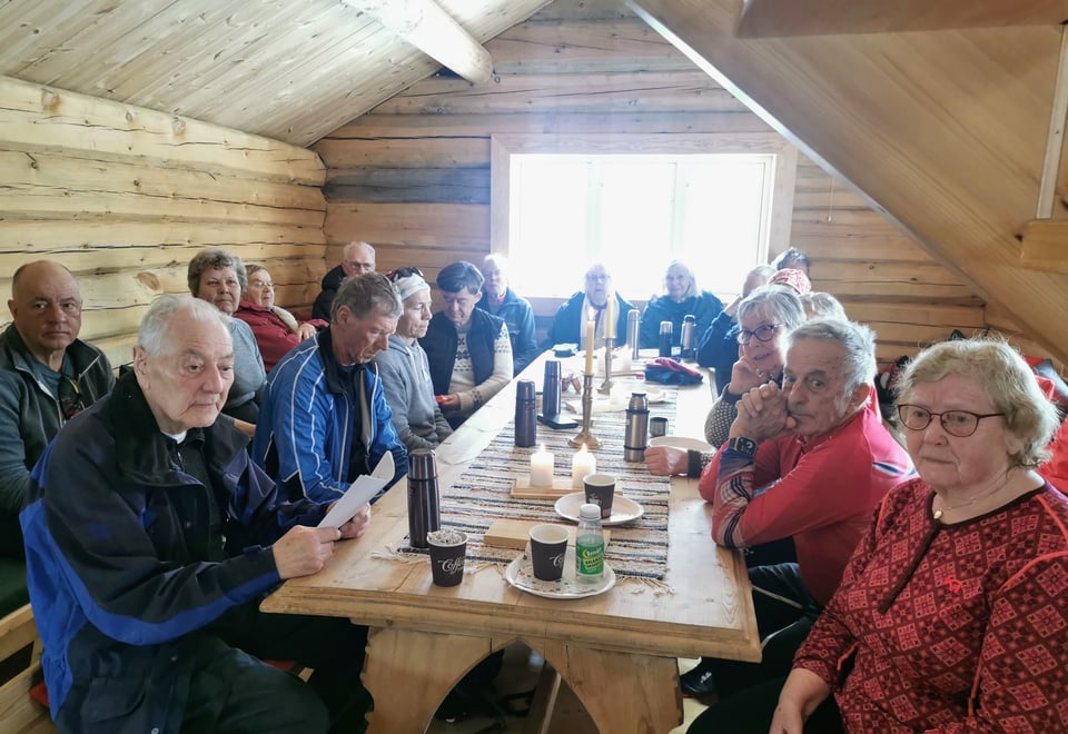 Full koie med glade turfolk