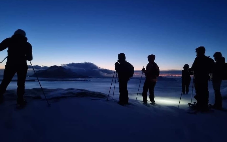 Turfølge i silhuett på Lisfjellet