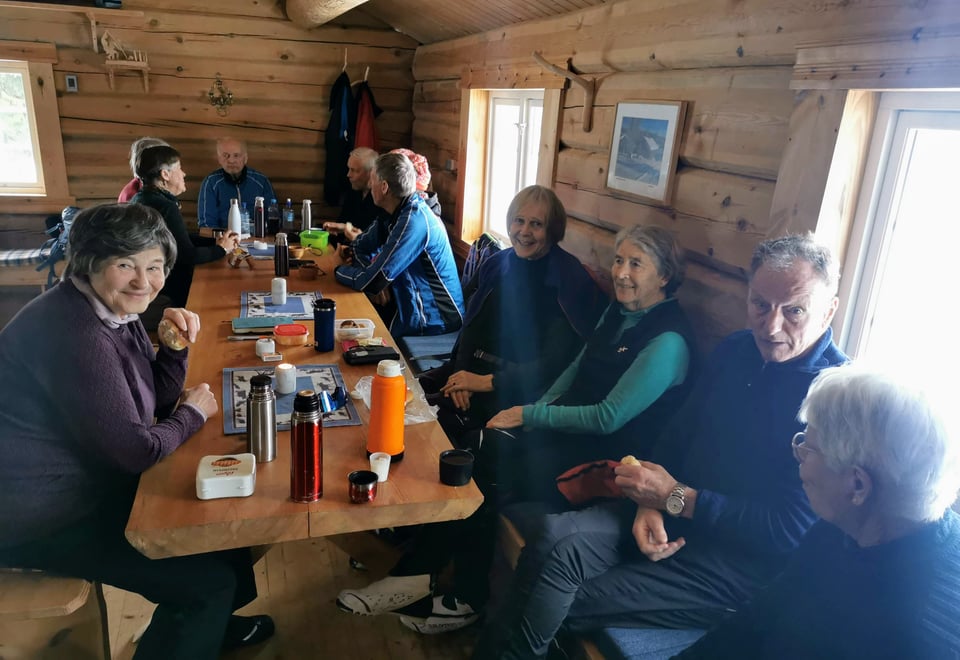 Gjeng fra Onsdagsgruppa inne på Blåmyrskoia