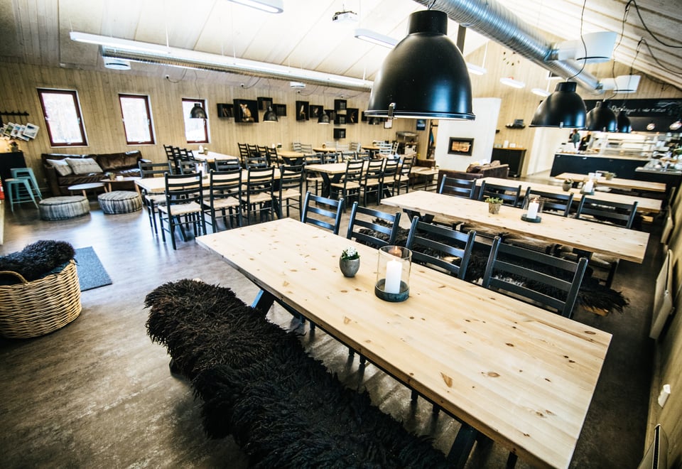 Kafeen på Sæteren Gård, innendørs