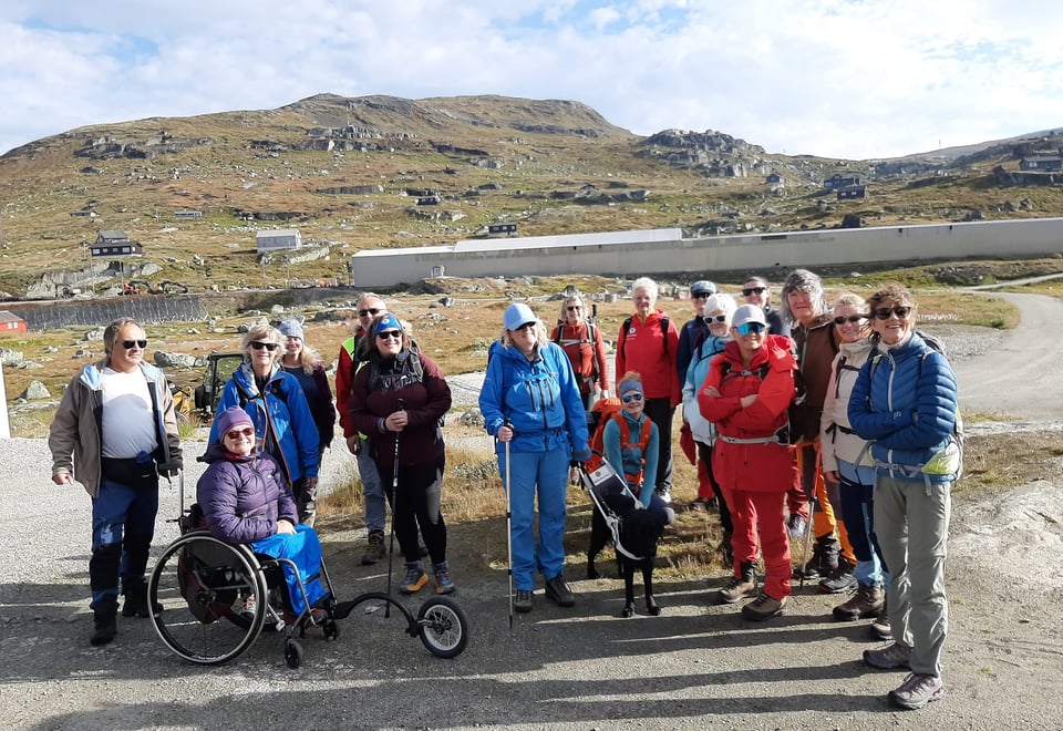 Turgruppe i front, fjell bak,