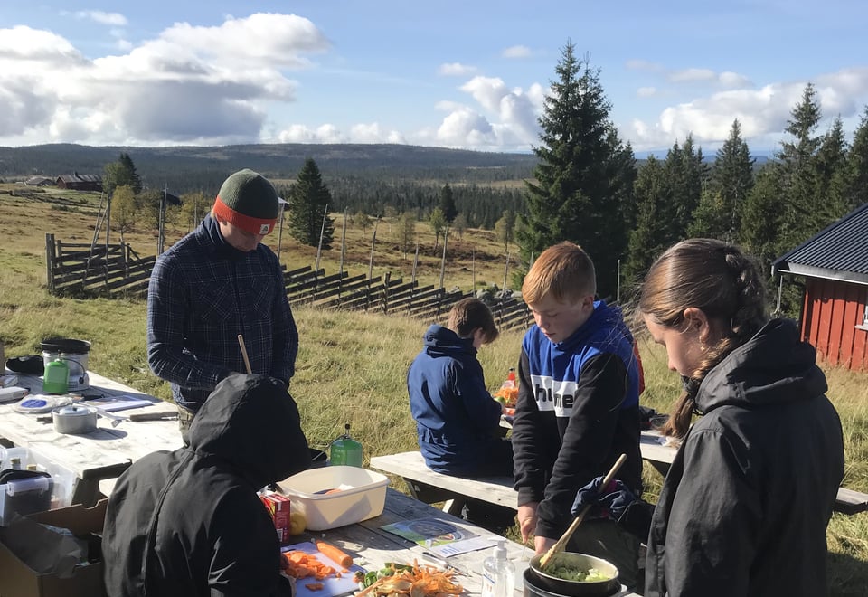 Unge Naturtalenter lager fiskemat på stormkjøkken.