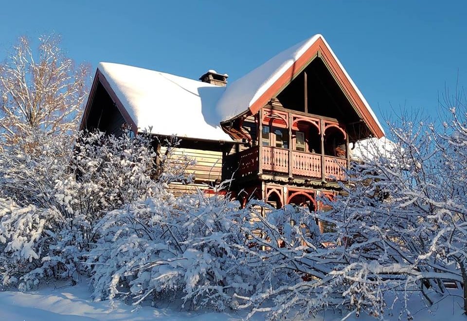 Hovedhuset omkranset av snø