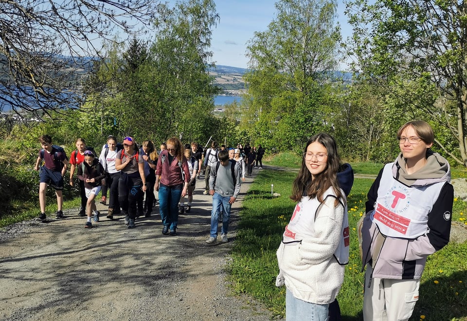 Frivillige med DNT-vest viser vei på Opptur