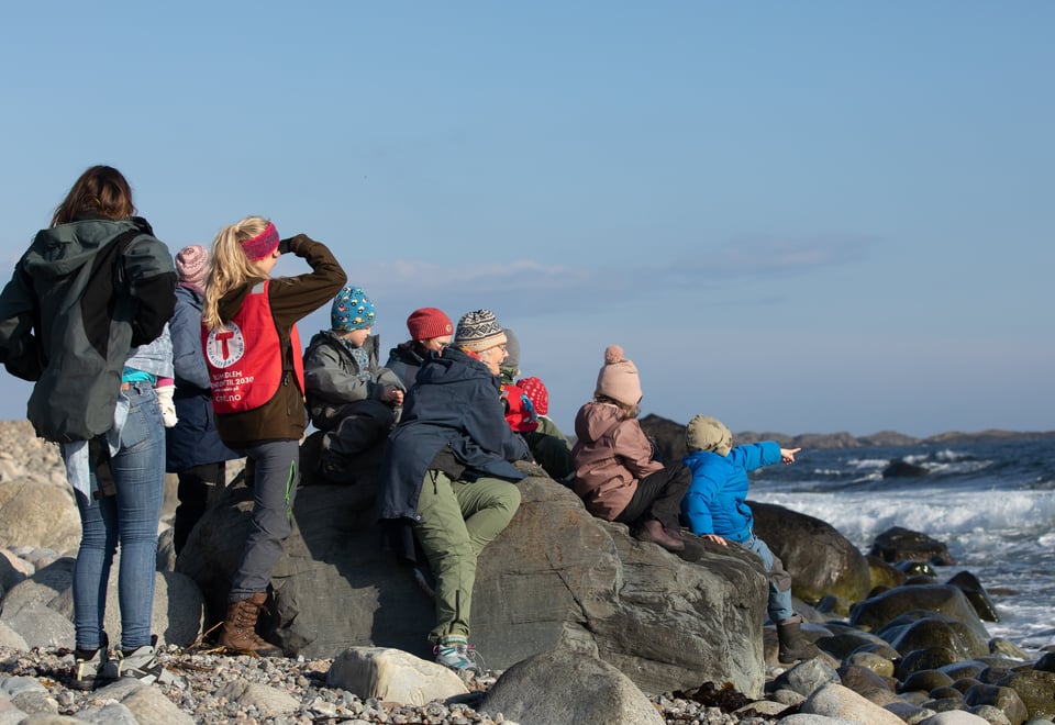familier som ser utover havet
