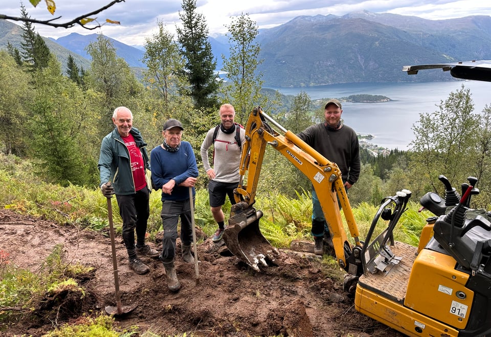 Frå venstre Trond Sundby, Jørgen Hundseth, Eirik Thue i DNT Sogn og Fjordane og Erlend Dale.
