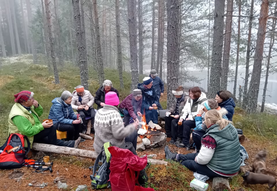 En gruppe som raster på fottur