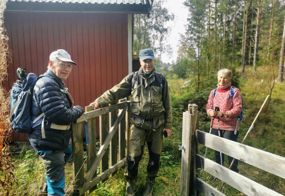 Turleder åpner grinda for turdeltager.