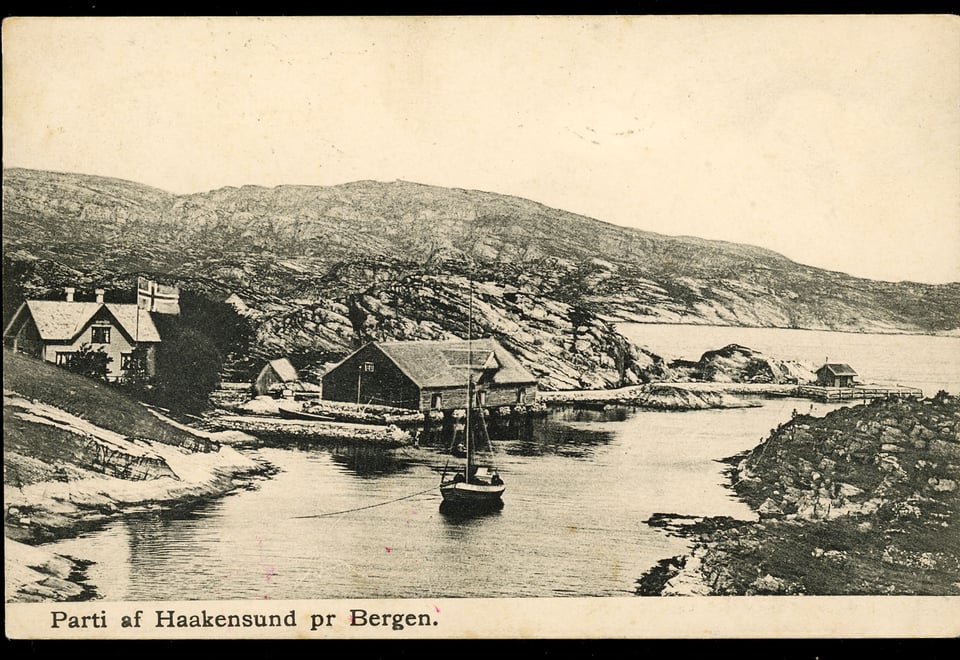 gammelt svart kvitt bilde viser båtar på sjøen med svaberg i bakgrunnen 