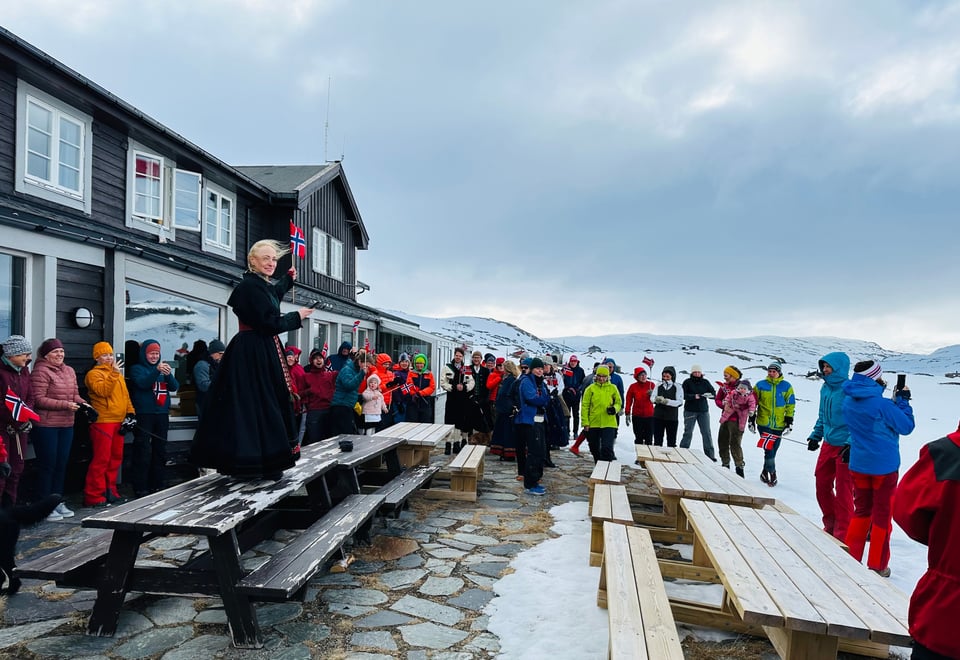 Dame underholder på fjellet - ved finsehytta
